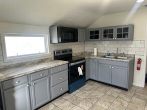 Building Photo - 638 Pear St