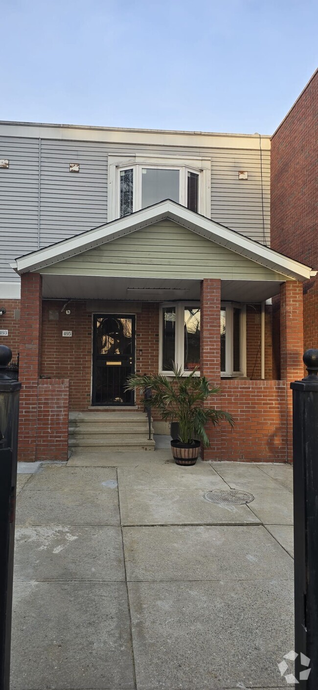 Front - 495 Snediker Ave