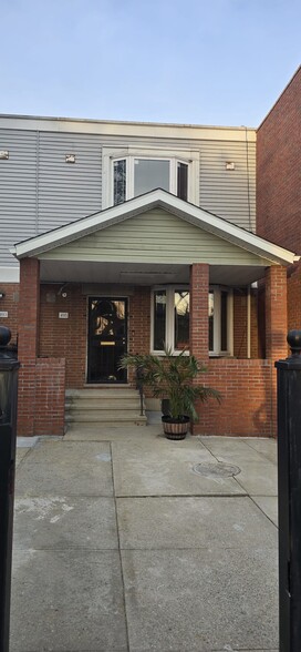 Front - 495 Snediker Ave