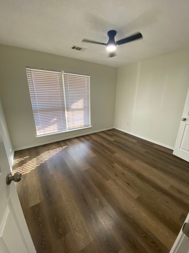 Building Photo - 3 Bed 2 Bath House