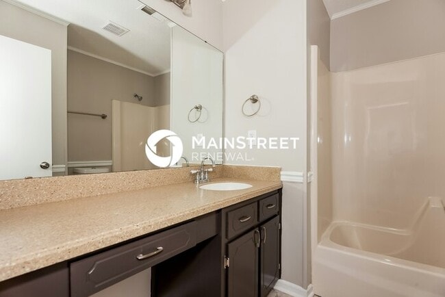 Building Photo - 4 Bedroom Pet-Friendly Home in Charlotte, NC with Main Street Renewal