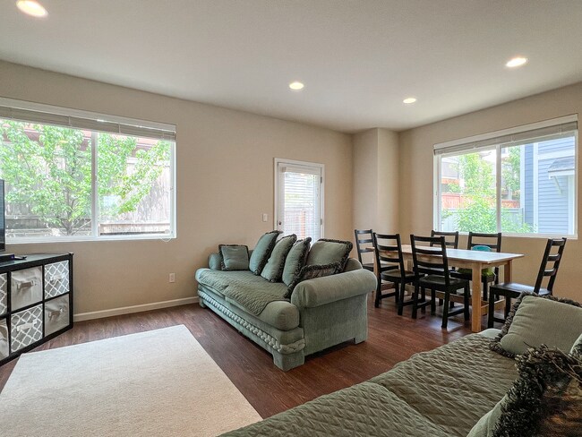 Building Photo - Great 3 Bedroom 2.5 Bathroom Townhouse End Unit!  2 Car Garage  + Washer & Dryer! Near Nike, Inte...