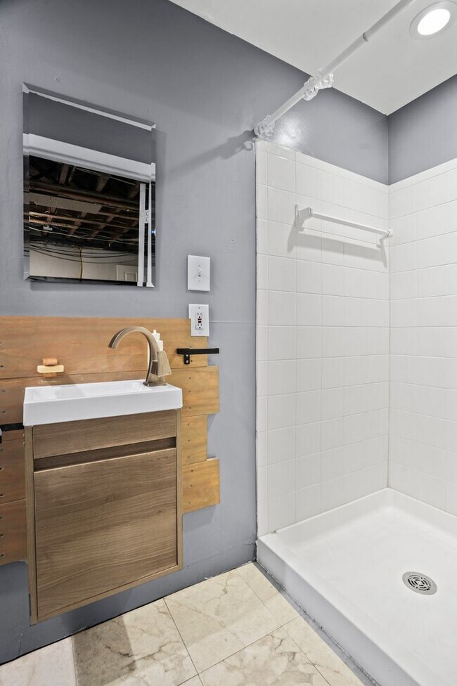 Building Photo - Brentwood Beauty