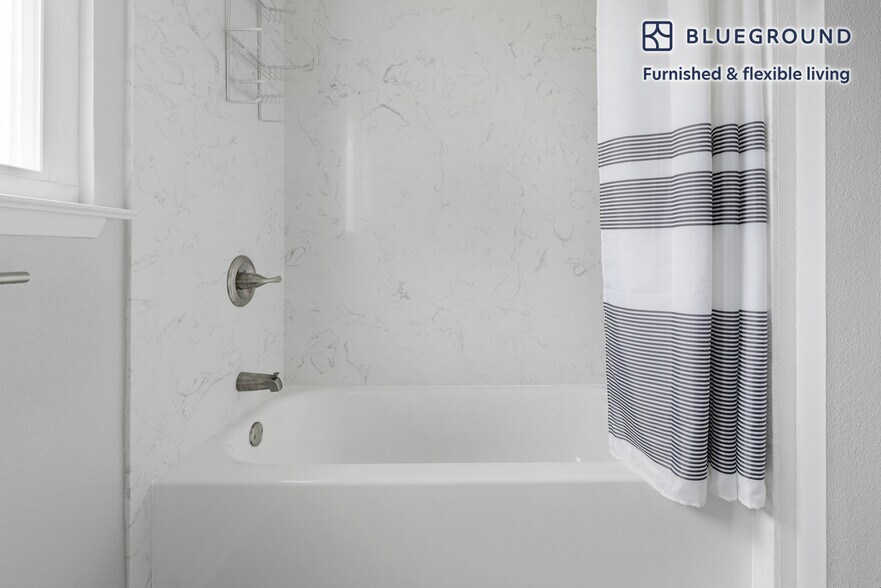 Building Photo - 838 Roble Ave