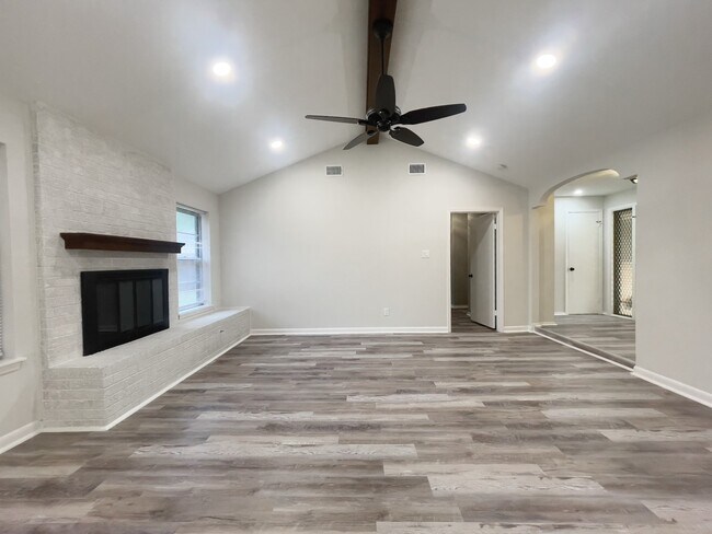 Building Photo - 8818 Grape St