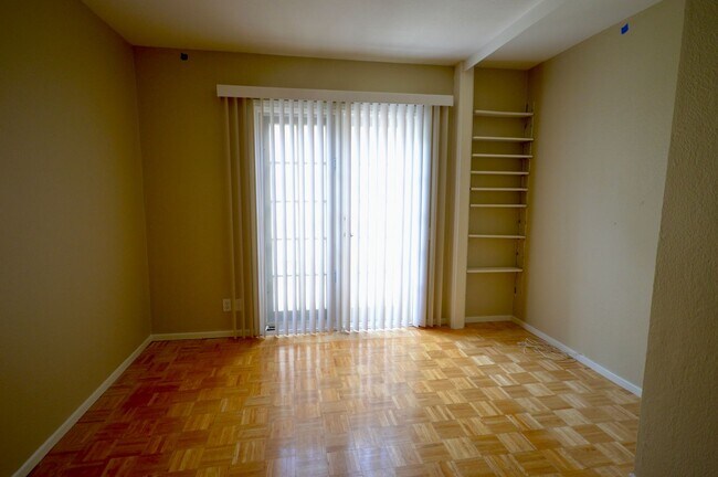 Building Photo - 2 Bedroom plus Den Home in 55+ Community i...