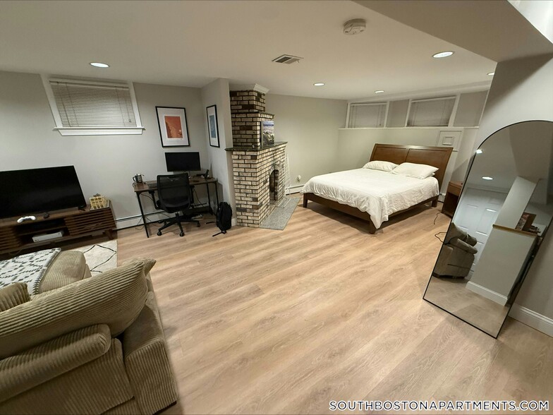 Building Photo - 868 E 2nd St