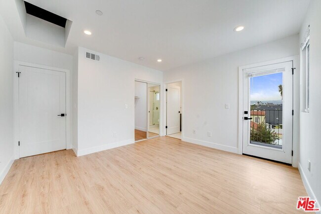 Building Photo - 1802 1/2 S Highland Ave