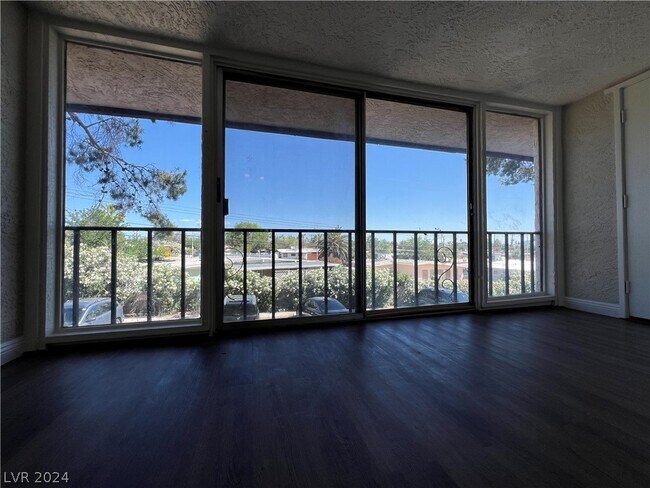 Building Photo - 1390 E Vegas Valley Dr