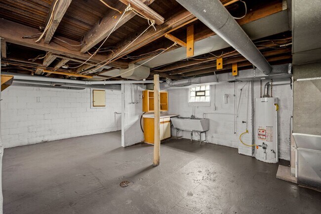 Building Photo - Stunning 2 bedroom home in Mckees Rocks av...