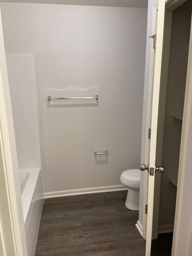 Building Photo - Pre-Leasing Now | Don't Miss Out! — Beautiful 4 Bed, 2 Bath Home in Oak Woods