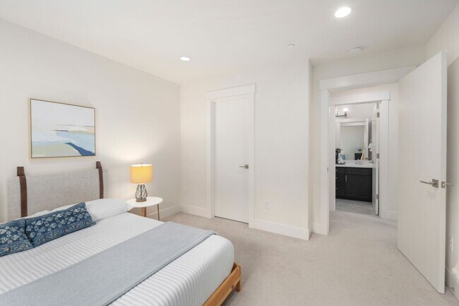 Building Photo - **North-Facing Luxury Home with Sunroom, A/C & Smart Home Features in Sammamish** Available NOW f...
