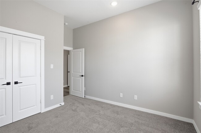 Building Photo - 6728 Parker Grv Ln