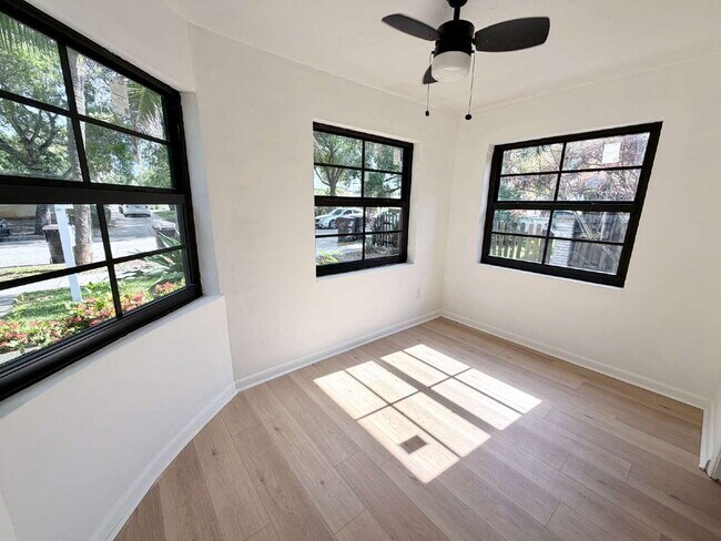 Building Photo - "Charming 1-Bedroom Retreat in West Palm Beach – Spacious 700 Sq Ft Haven!"