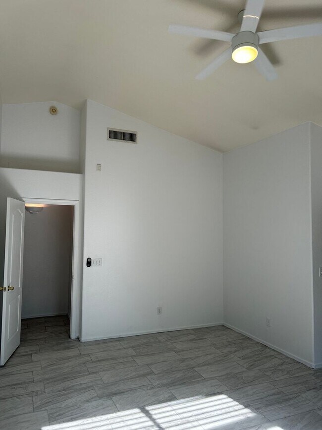 Building Photo - 7277 W Maple Ridge Dr