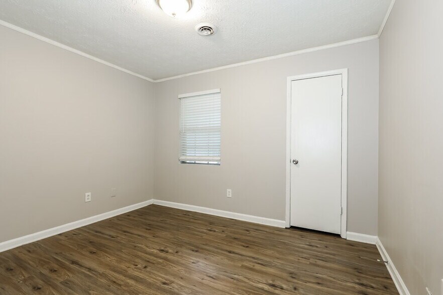 Building Photo - 8450 N Pond Dr