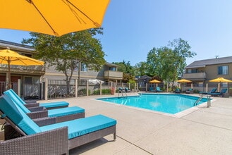 Building Photo - The Commons