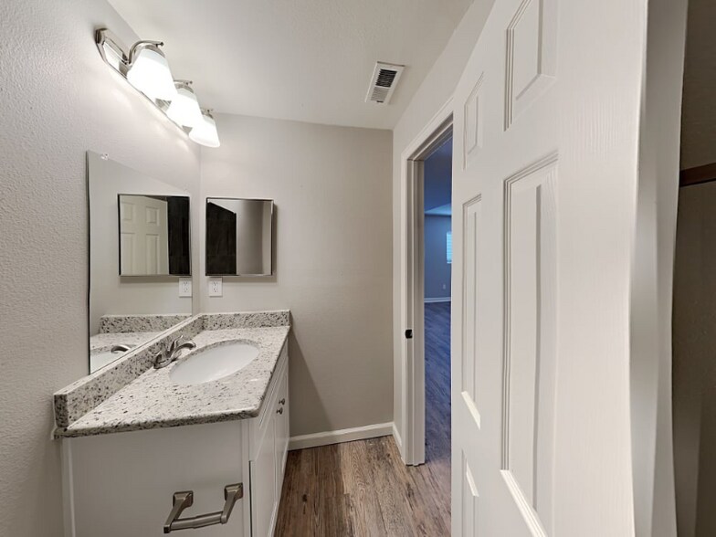 Building Photo - 7218 Moss Bluff Ct