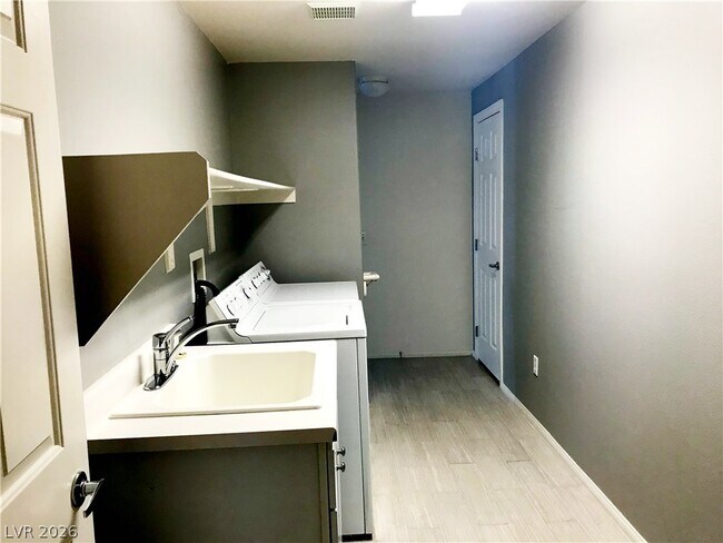 Building Photo - 10809 Garden Mist Dr