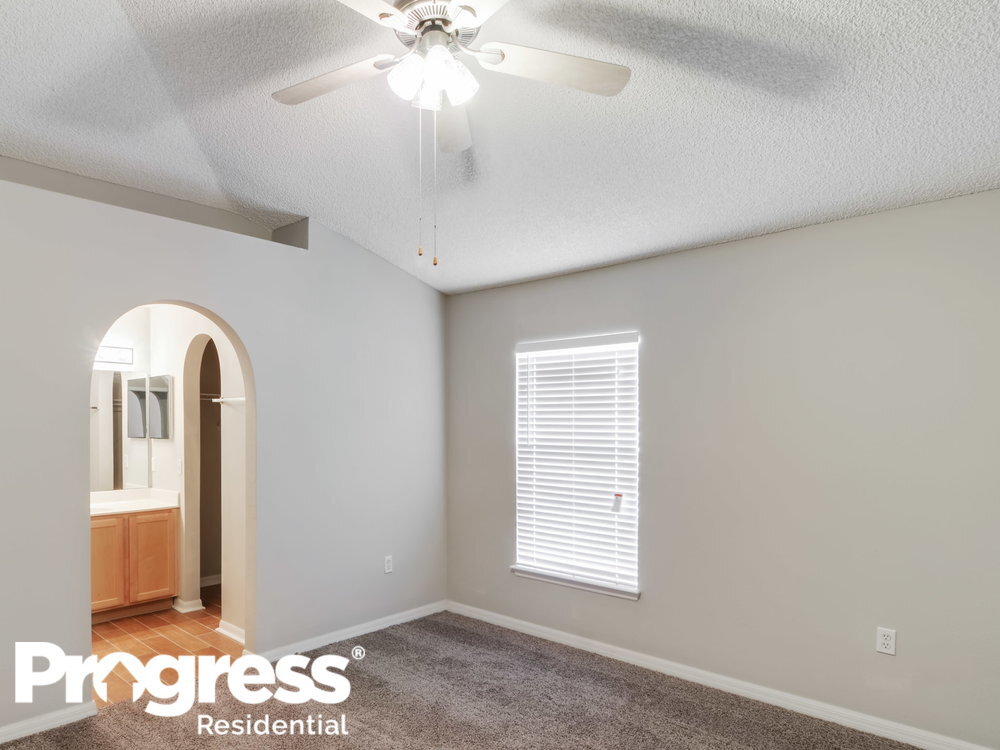 Building Photo - 8448 Oak Crossing Dr W