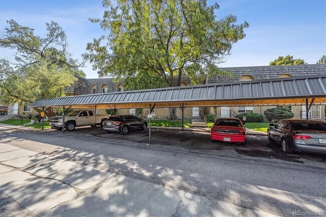 Building Photo - Updated spacious townhouse in prime location!