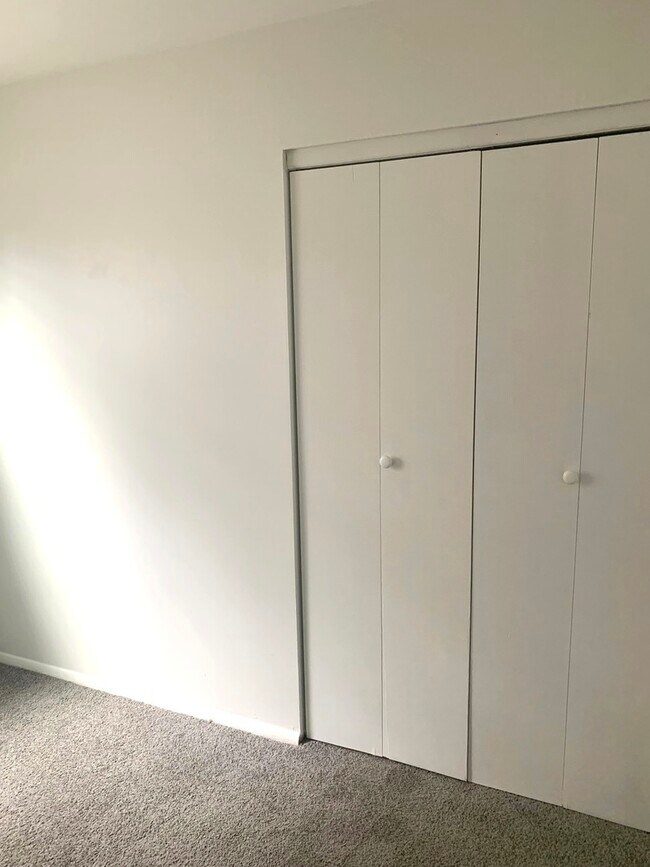 Building Photo - 1672 Evergreen Ave