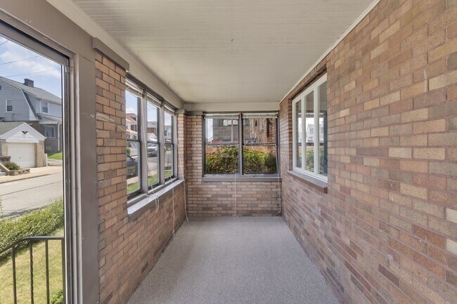 Building Photo - 1002 Fordham Ave