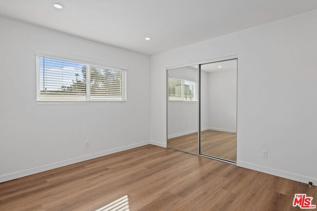 Building Photo - 2447 Beachwood Dr