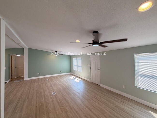 Building Photo - BEAUTIFUL 3/2 AVAILABLE NOW! ASK ABOUT OUR SPECIALS!!!