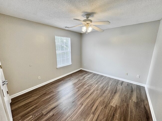 Building Photo - 140 Pinewood Dr
