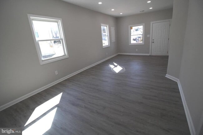 Building Photo - 5522 Addison Rd