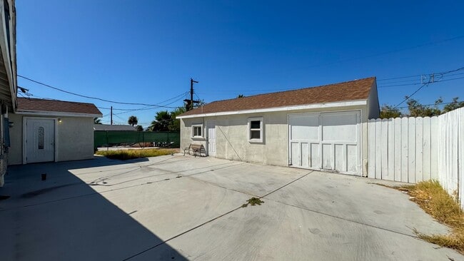Building Photo - 3-Bed, 2-Bath Single Story Home with Big Y...