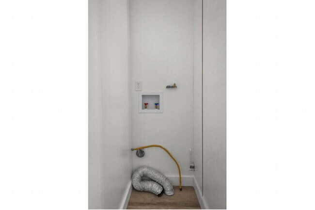 Building Photo - 2 bedroom - Incredible location!