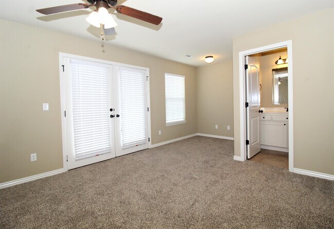 Building Photo - 656 N Longfellow Ln