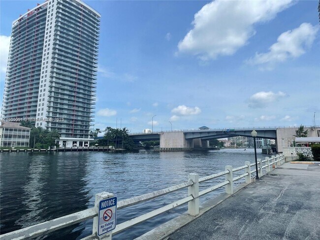 Building Photo - 1817 S Ocean Dr