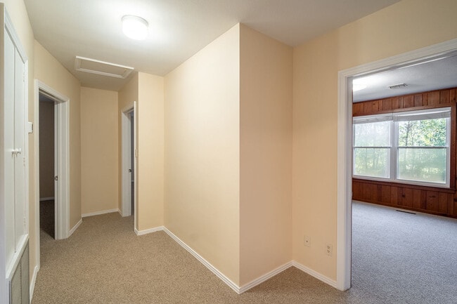 Building Photo - 2818 Lakeshore Dr