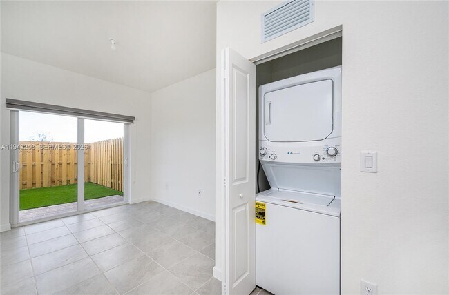 Building Photo - 2747 SE 26th Rd