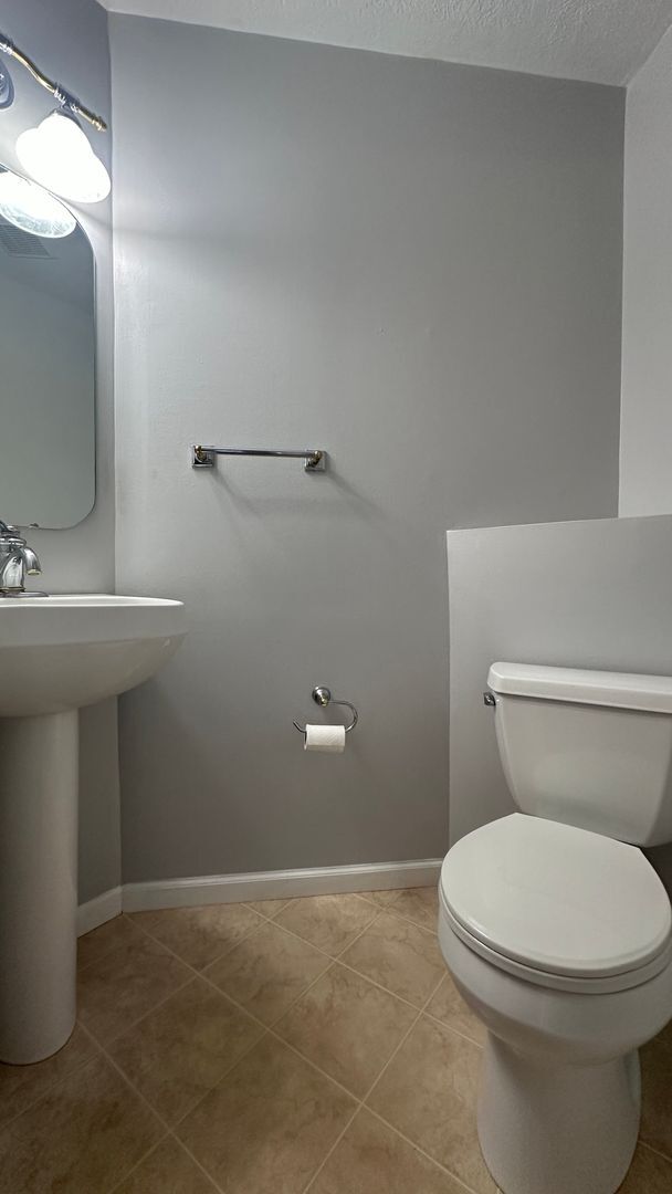 Building Photo - Lovely 3 bed, 2.5 bath townhouse in Seven ...