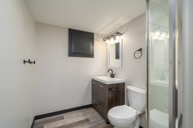 Building Photo - 408 Maple St