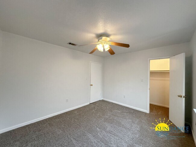Building Photo - Charming 2 Bedroom Townhouse Located in FWB!