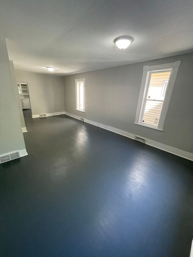 Building Photo - AVAILABLE June  - 1 BED 1 BATH Single Family Home!