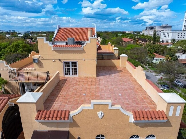 Building Photo - 1400 Salzedo St