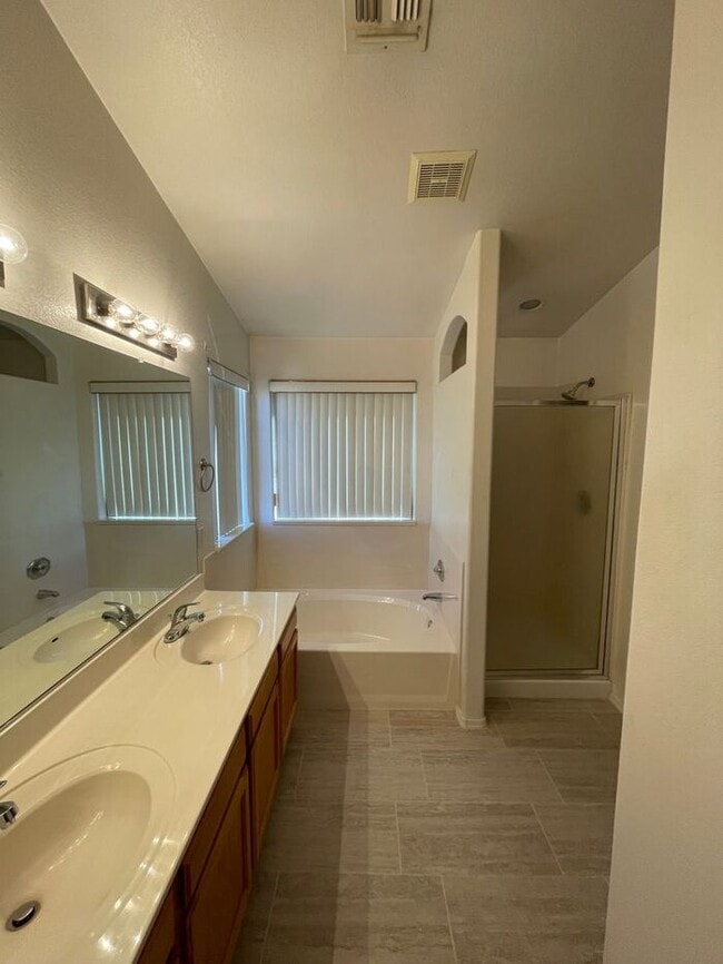 Building Photo - READY TO VIEW NOW! Beautiful 4 Bedroom 2 Bath Home in Phoenix!