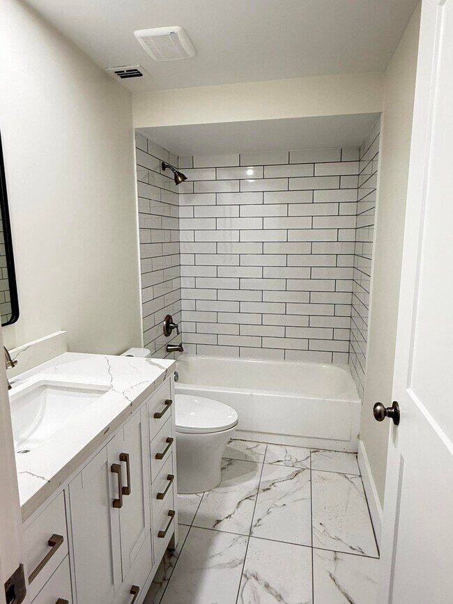Building Photo - 707 Club Dr