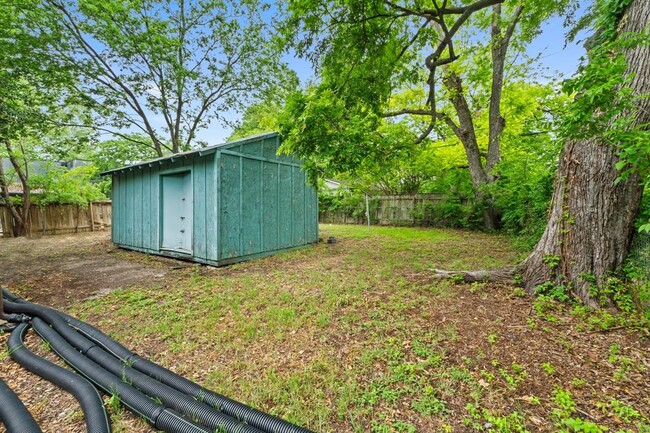 Building Photo - 3000 Fontana Dr