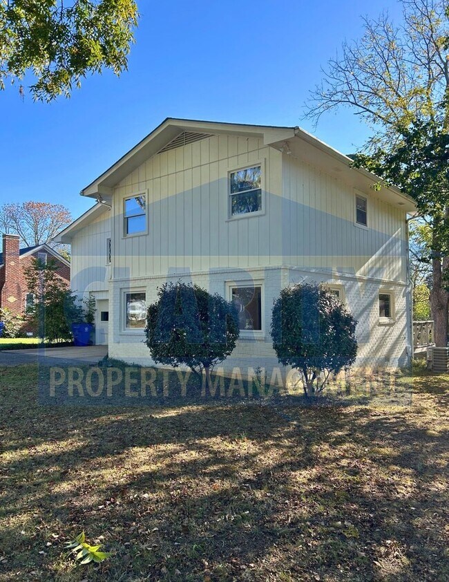 Building Photo - Charming two story home with garage and large yard!