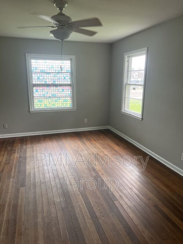 Building Photo - 2040 SW Medford Ave