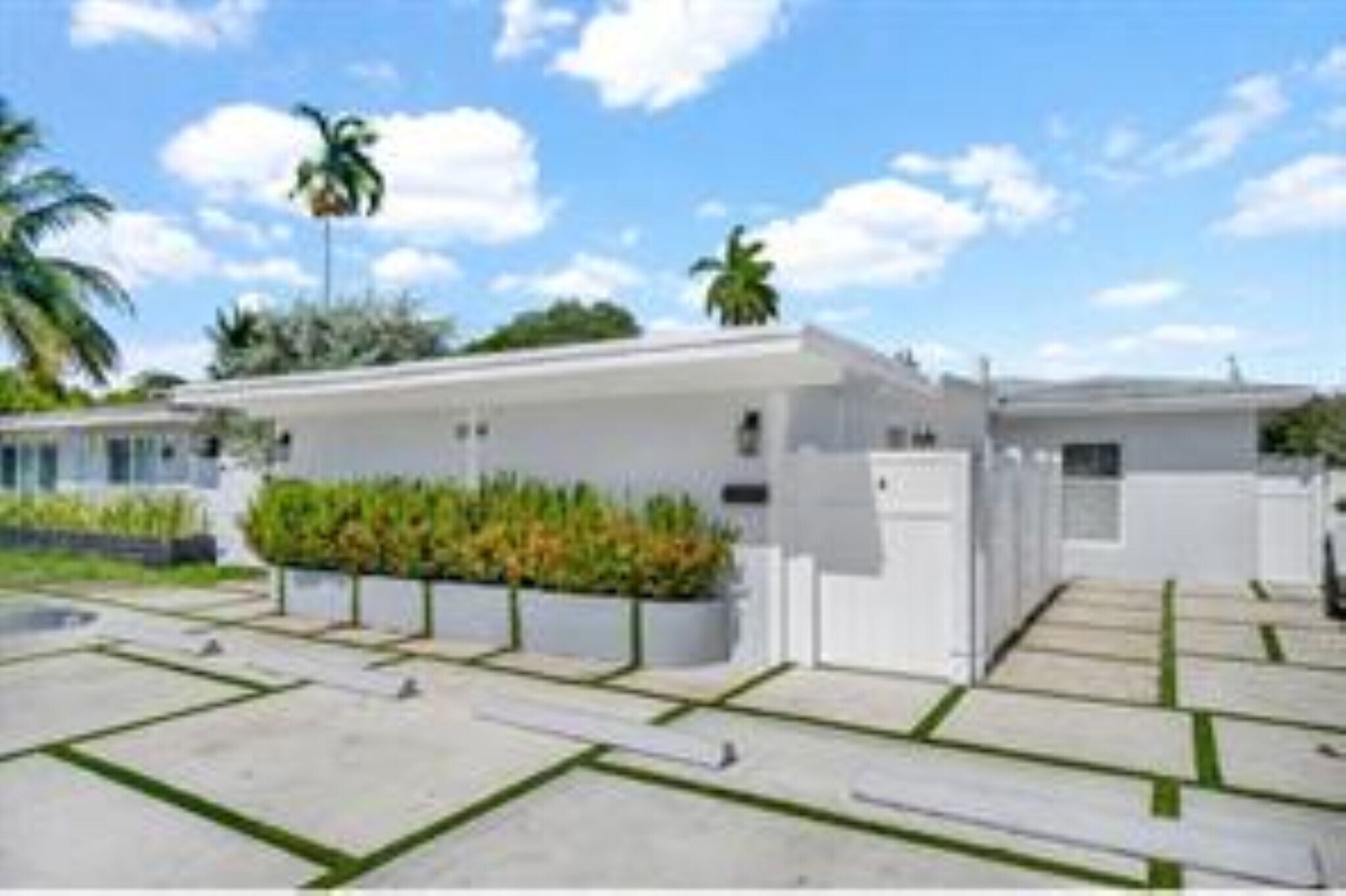 Building Photo - 1041 NE 9th Ave