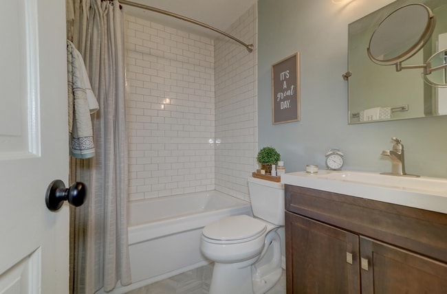 Building Photo - Beautiful Mt. Pleasant Home!