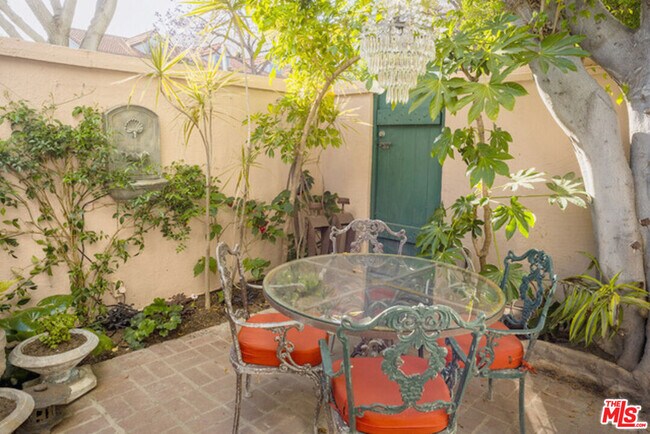 Building Photo - 1416 Havenhurst Dr